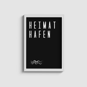 K&ouml;nnte beinhalten: Ein schwarz-wei&szlig; gerahmter Druck mit dem Text "HEIMAT  HAFEN" und einem stilisierten Wellendesign am unteren Rand.