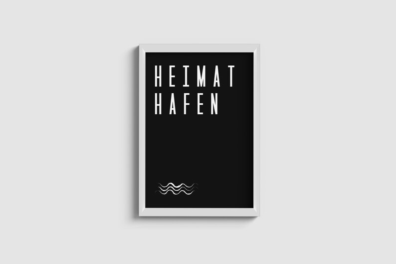 K&ouml;nnte beinhalten: Ein schwarz-wei&szlig; gerahmter Druck mit dem Text "HEIMAT  HAFEN" und einem stilisierten Wellendesign am unteren Rand.