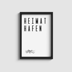 K&ouml;nnte beinhalten: Schwarz gerahmter Druck mit dem Text "HEIMAT  HAFEN" in Wei&szlig;, mit einem stilisierten Wellendesign am unteren Rand.