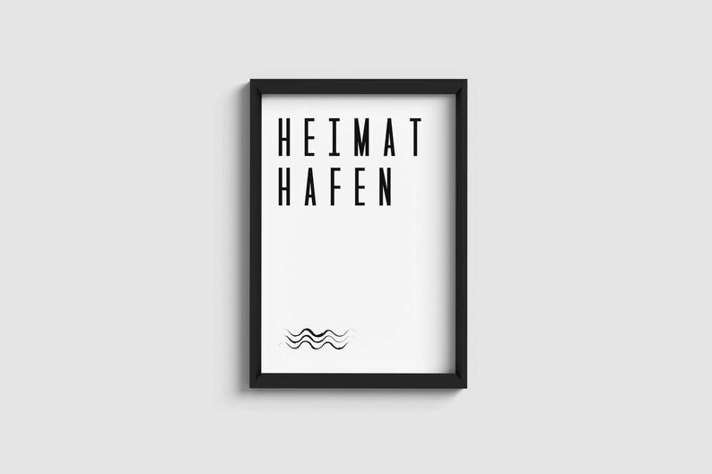 K&ouml;nnte beinhalten: Schwarz gerahmter Druck mit dem Text "HEIMAT  HAFEN" in Wei&szlig;, mit einem stilisierten Wellendesign am unteren Rand.