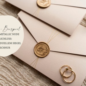 Op de afbeelding: Een set van drie roze enveloppen met gouden waszegels en een gouden koord. De enveloppen zijn op elkaar gestapeld. De tekst op de bovenste envelop luidt "Kunden-Beispiel POCKET: METALLIC NUDE VERSCHLUSS: MIT INDIVIDUELLEM SIEGEL & SCHNUR".