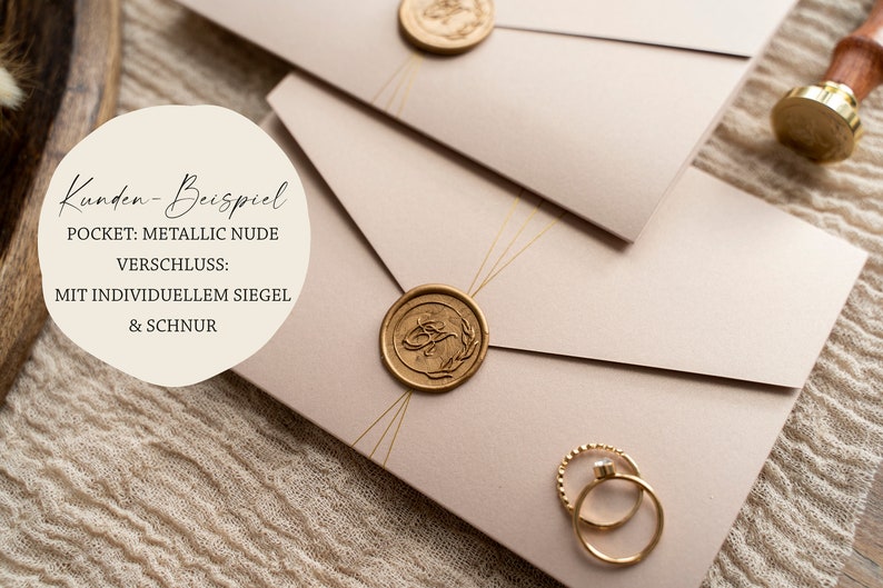 Op de afbeelding: Een set van drie roze enveloppen met gouden waszegels en een gouden koord. De enveloppen zijn op elkaar gestapeld. De tekst op de bovenste envelop luidt "Kunden-Beispiel POCKET: METALLIC NUDE VERSCHLUSS: MIT INDIVIDUELLEM SIEGEL & SCHNUR".