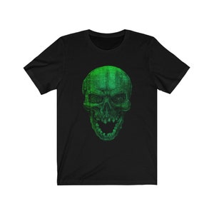 Puede incluir: Una camiseta negra con un gráfico de calavera verde. La calavera está hecha de un patrón digital.