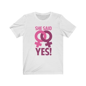 Sie sagte Ja LGBTQ Verlobung & Hochzeitsgeschenke T-Shirt