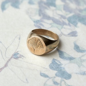 Folium ring in 925 silver or bronze, ring with handmade engraving of a leaf. Ginko biloba, monstera, fern.