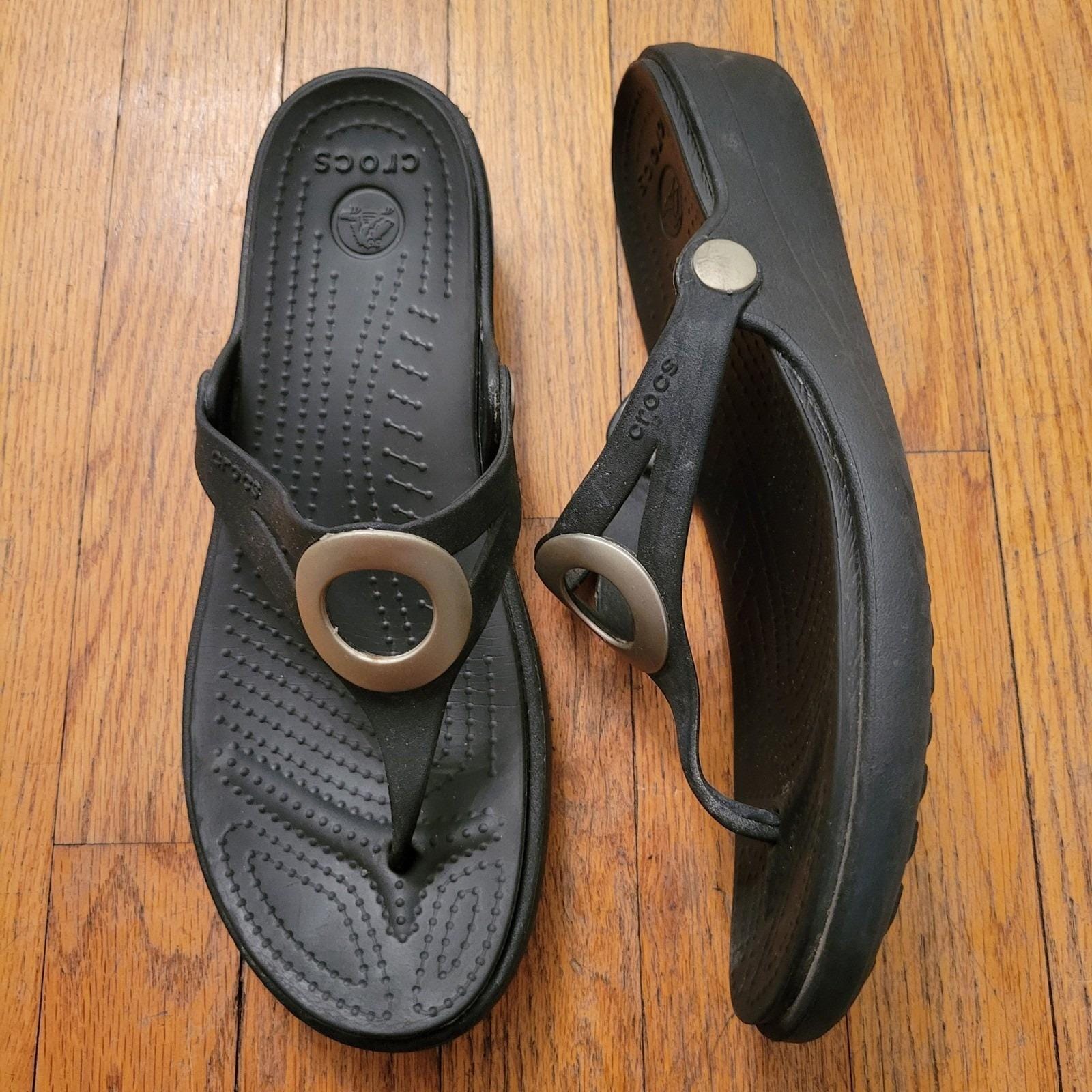 Crocs Sanrah Black Wedge Thong Sandals Silver Ring Beveled Circle…
