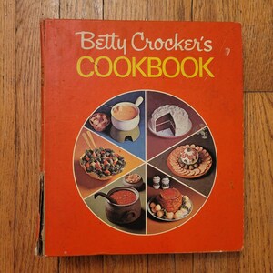 Betty Crocker 1971 Cookbook Ring Bound Red Vintage Retro 9th Printing Pie Cover