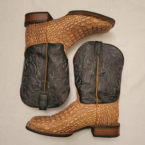 Botas vaqueras Cavenders 12 EE color marrón claro con estampado de caimán negro y punta cuadrada, estilo western exótico.