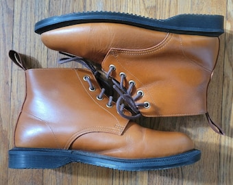 Botín Doc Martens 7 de piel marrón con 5 ojales y cordones, EMMELINE Earthy Granola