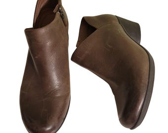 Botas de cano curto Dansko em couro marrom envelhecido, tamanho 37, com zíper lateral e salto bloco, modelo RAINA 6.5 7.