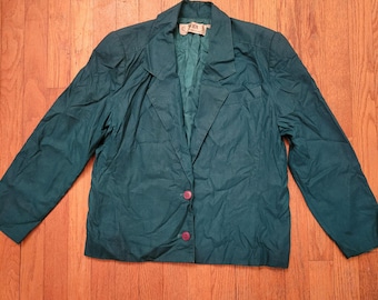 Chaqueta tipo blazer Irka 6 verde de seda cruda con solapa de muesca estilo vintage y 2 botones, fabricada en Hong Kong.