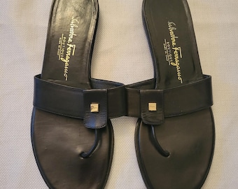 Salvatore Ferragamo 8 2A Sandals Black Leather Gold Logo Thong Flat Summer