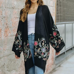 黒の刺繍入り花柄着物、花柄プリントのカバーアップ付きボヘミアン着物、ビーチウェア、ボヘミアン、夏、女性、衣類、花柄