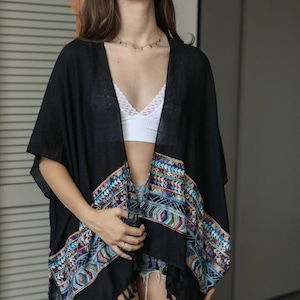 刺繍入りブラック着物ショートダスター、花柄プリントのボヘミアン着物カバーアップ、ビーチウェア、ボヘミアン、夏、女性、衣類、花柄