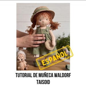 May include: A handmade fabric doll with red yarn hair, wearing a straw hat, a green pinafore dress, and a small round woven bag. The doll has a light complexion and is accompanied by a smaller plush toy. Text reads ESPANOL TUTORIAL DE MUÑECA WALDORF TAISOID.