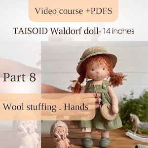 Könnte beinhalten: Eine handgefertigte Waldorf-Puppe, etwa 35,5 cm groß, mit roten Garnhaaren und einem grünen Kleid. Die Puppe trägt einen Strohhut und eine kleine Handtasche. Das Bild enthält den Text "Video course +PDFS" und "TAISOID Waldorf doll- 14 inches".