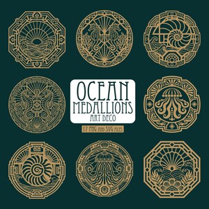 Puede incluir: Una colección de ocho medallones dorados circulares y octogonales de arte lineal con motivos oceánicos como caballitos de mar, medusas, conchas y olas. El texto central dice OCEAN MEDALLIONS ART DECO y 17 PNG AND SVG FILES.