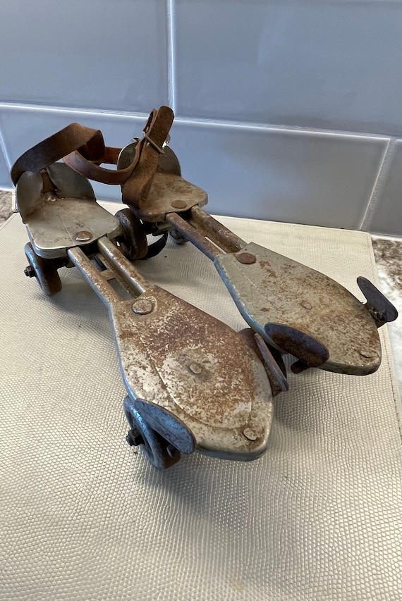 Antique Vintage Super Chief metal roller skates Le