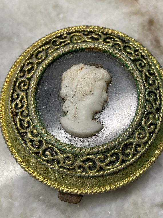 Vintage Cameo Powder Makeup Compact* - image 2