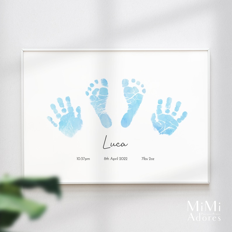 K&ouml;nnte beinhalten: Blaue Aquarell-Hand- und Fu&szlig;abdr&uuml;cke eines Babys mit dem Namen Luca, dem Datum 8. April 2022, der Uhrzeit 22:37 Uhr und dem Gewicht 7 Pfund 2 Unzen.
