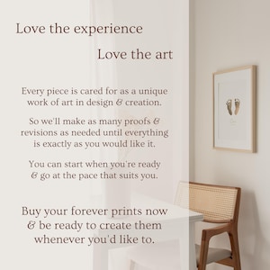 K&ouml;nnte beinhalten: Ein gerahmter Druck von Baby-Fu&szlig;abdr&uuml;cken in brauner Tinte auf wei&szlig;em Hintergrund. Der Rahmen ist aus hellem Holz und der Druck ist auf einem wei&szlig;en Passepartout. Der Text "Love the experience, Love the art" ist in brauner Schrift auf wei&szlig;em Hintergrund geschrieben. Der Text darunter lautet "Every piece is cared for as a unique work of art in design & creation. So we'll make as many proofs & revisions as needed until everything is exactly as you would like it. You can start when you're ready & go at the pace that suits you. Buy your forever prints now & be ready to create them whenever you'd like to."