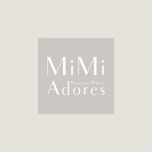 K&ouml;nnte beinhalten: Ein hellgraues Quadrat mit dem Text "MiMi Precious Prints Adore" in Wei&szlig;.