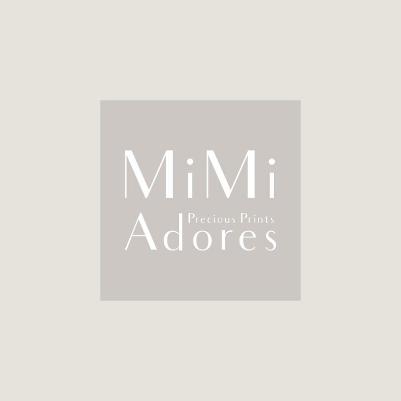 K&ouml;nnte beinhalten: Ein hellgraues Quadrat mit dem Text "MiMi Precious Prints Adore" in Wei&szlig;.
