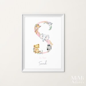 Kinderzimmer Namensschild in rosa Aquarell. Ein perfektes Baby-Geschenk oder Dschungel-Kinderzimmer-Dekor. Klicken Sie hier, um zu erkunden!