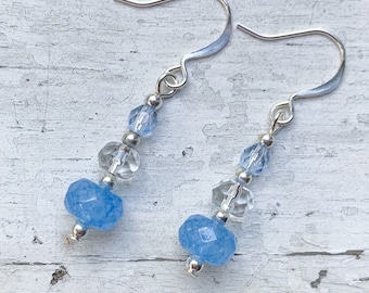 Orecchini di perline di vetro azzurro. Orecchini in argento. Orecchini leggeri pendenti a goccia. Gioielli estetici unici.