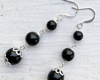 Oorbellen met zwarte jaspis edelsteenkralen. Verklaring zilveren oorbellen. Lange drop lichtgewicht oorbellen. Unieke boho esthetische sieraden.