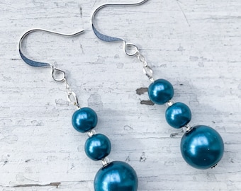 Orecchini di perline di vetro blu. Orecchini in argento. Orecchini leggeri pendenti a goccia. Gioielli estetici unici.