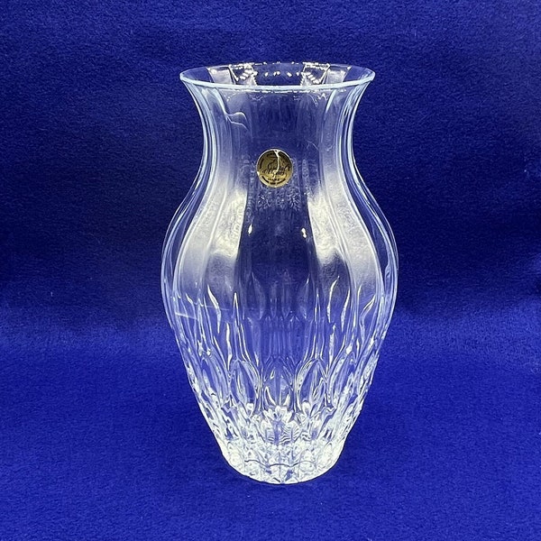 Beautiful Cristal d'Arques French Lead Crystal 10" Vase in Bretagne Pattern.