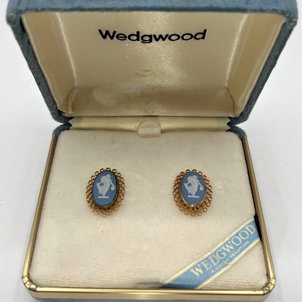 Vintage Wedgwood 1/20 12K Gold Filled Cameo Screw Back Earrings. White Cameo on Blue with Gold Filigree Border. 1/2" x 3/4"