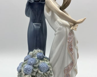 Lladro Figurine Let's Make Up! Glossy Porcelain Figurine of a