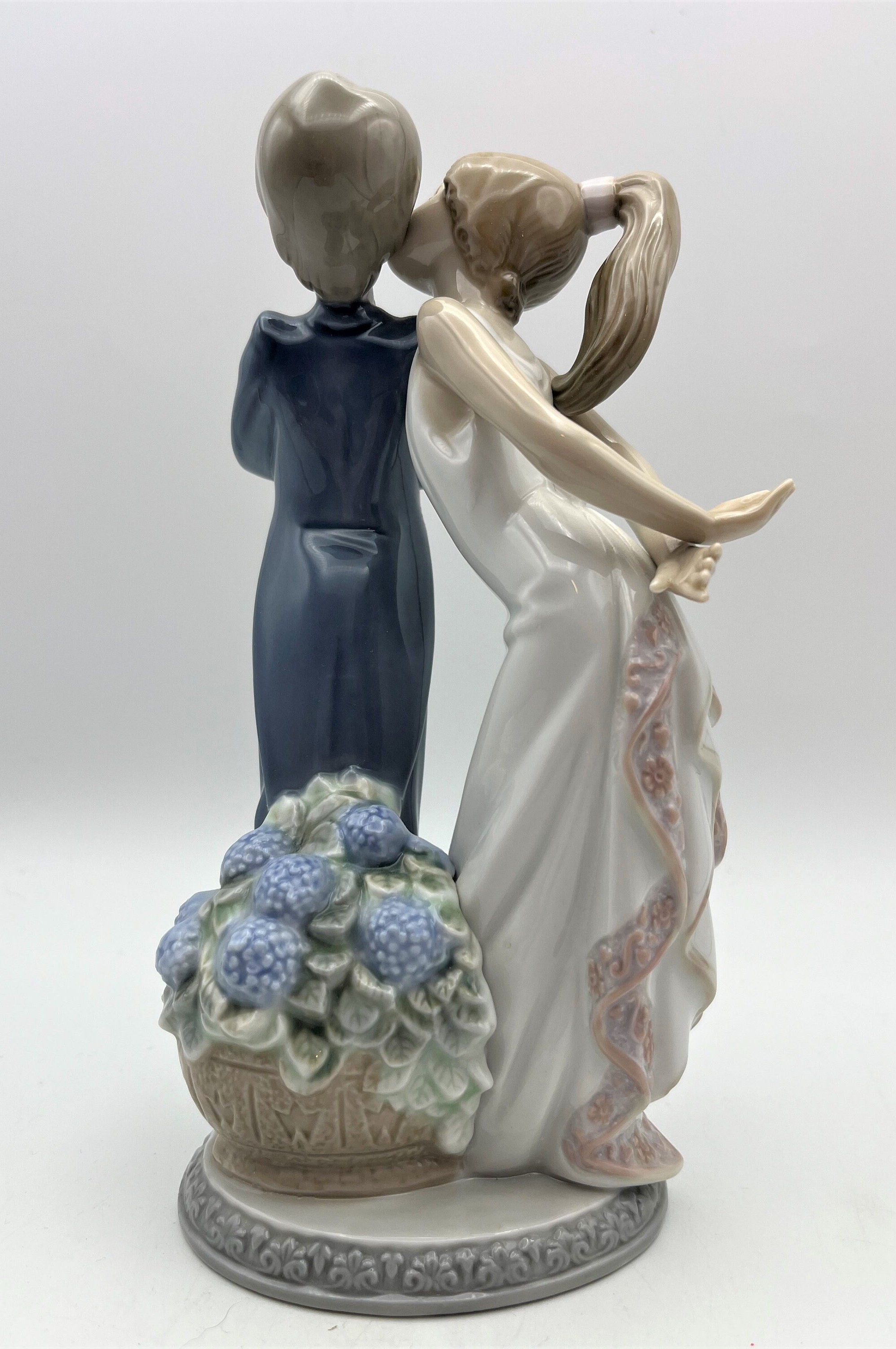Lladro Figurine Let's Make Up! Glossy Porcelain Figurine of a