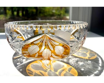 Ciotola vintage ceca in cristallo al piombo color ambra, con dettagli a stella, diametro 20 cm.