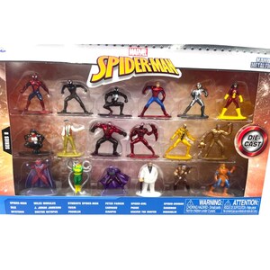 Puede incluir: Una caja de 16 figuras de Spider-Man de metal fundido a presi&oacute;n. Las figuras incluyen Spider-Man, Miles Morales, Spider-Man simbionte, Peter Parker, Spider-Girl, Spider-Woman, Sandman, Hobgoblin, Silk, J. Jonah Jameson, Toxin, Prowler, Carnage, Kraven el Cazador, Mysterio y el Doctor Octopus.