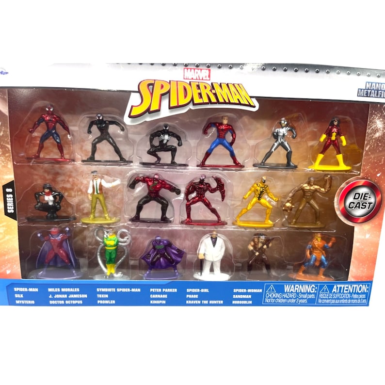 Puede incluir: Una caja de 16 figuras de Spider-Man de metal fundido a presi&oacute;n. Las figuras incluyen Spider-Man, Miles Morales, Spider-Man simbionte, Peter Parker, Spider-Girl, Spider-Woman, Sandman, Hobgoblin, Silk, J. Jonah Jameson, Toxin, Prowler, Carnage, Kraven el Cazador, Mysterio y el Doctor Octopus.