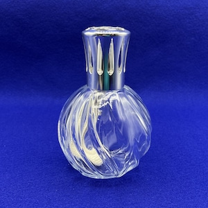 Maison Berger Paris Lampe Doftdiffusor Tillverkad i Frankrike. Virvlat glas och silverfärgad diffusorlock. Doft ingår ej.