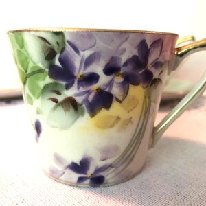 Zeldzame antieke Nippon handgeschilderde porseleinen theekopjes en schoteltjes. Violet, groen en geel uit de jaren 40 met gouden rand. Set van 5. In goede staat. afbeelding 6