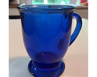 Taza de cristal vintage Anchor Hocking azul cobalto con asa y base de pedestal, fabricada en EE. UU., 12,7 cm de alto.