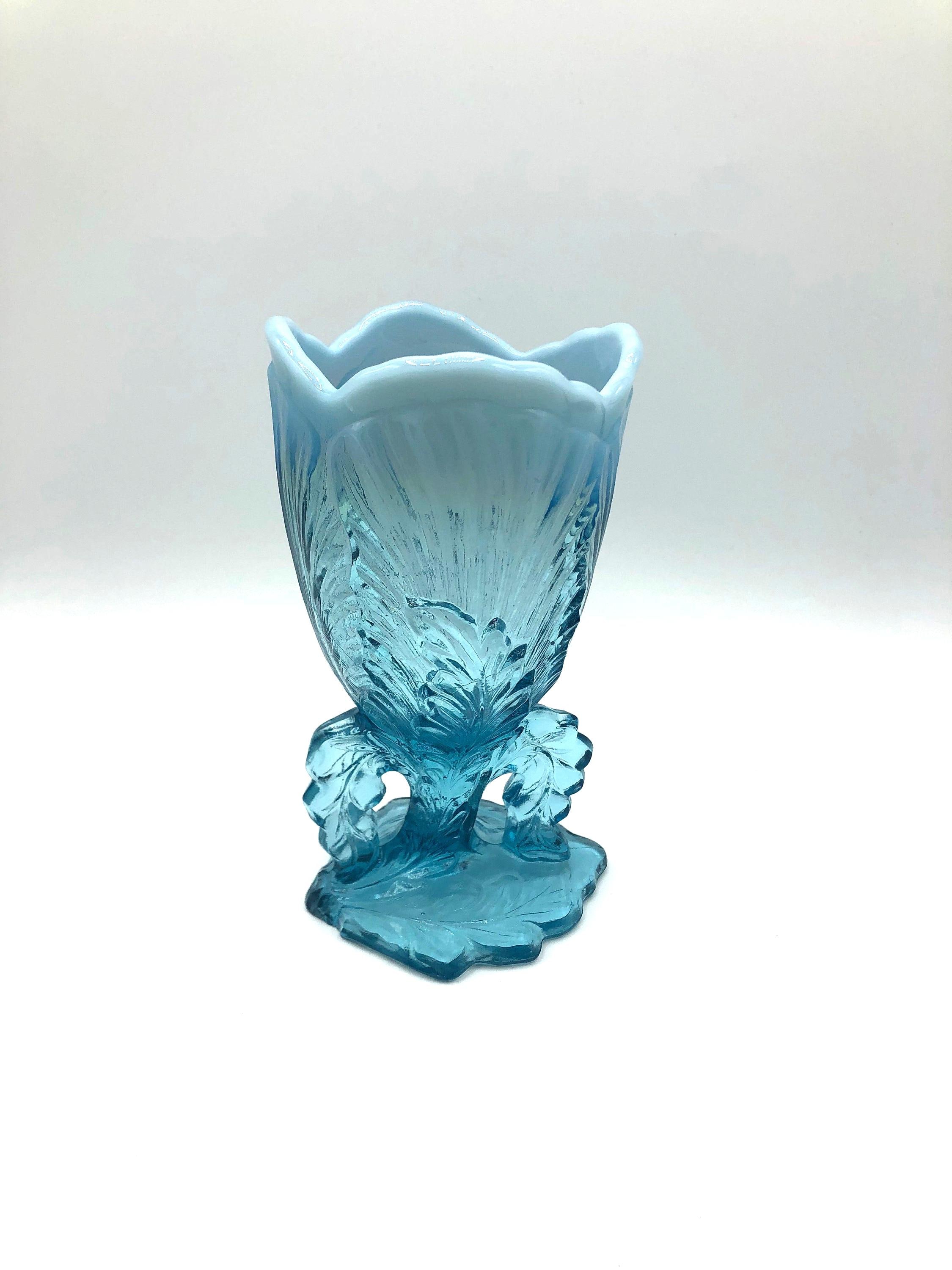 Antike Northwood Glas Vase mit blau opalisierendem Footed Leaf und gefrostetem Rand. 3,5 cm breit x 6 cm hoch