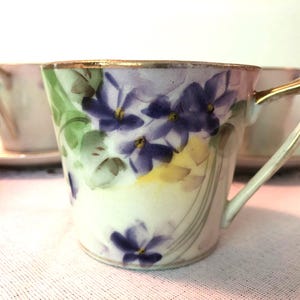 Zeldzame antieke Nippon handgeschilderde porseleinen theekopjes en schoteltjes. Violet, groen en geel uit de jaren 40 met gouden rand. Set van 5. In goede staat. afbeelding 4