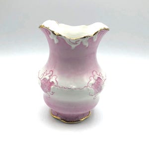 Vaso antigo de porcelana com pé, rosa e branco com detalhes em dourado, LaBelle China, Wheeling Pottery, década de 1890. 10 cm de largura x 14 cm de altura. Excelente estado de conservação.