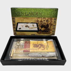 Zen-Garten Komplettset Tablett Sand Rocks Holzrechen Buch der Meditationen NOS in der Originalverpackung