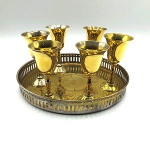 Juego de 6 copas de latón para cordial con bandeja de latón, hecho en India. Este hermoso juego es usado, pero está en muy buen estado. Vea todas las fotos.