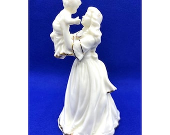 Mor och barn-figur från Formalities Baum Bros. Vitt och guldigt porslin, 20 cm högt samlarobjekt.