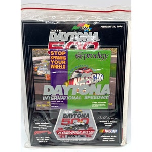 Puede incluir: Una bolsa de plástico blanca con una ventana transparente que muestra la portada de una revista para la 38ª carrera de las 500 Millas de Daytona. La portada de la revista presenta una foto de coches de carreras en la pista y el texto "Daytona 500" en letras grandes y en negrita. La bolsa también incluye un pequeño parche con el texto "38th Daytona 500" y una imagen de un coche de carreras. El texto "25 Years-Official Pace Car 1972 Pontiac 1996" está impreso debajo del coche.