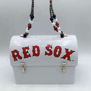 Caja de herramientas Boston Red Sox Stadia Tins con forro de tela roja y mango de pelotas de béisbol con cuentas. Marcas registradas de MLB en la parte inferior. 7" x 5,5"