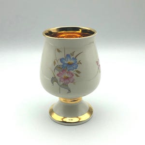 Copa vintage de cerámica Prinknash de Gloucester, Inglaterra, con hermosas flores rosas y azules, detalles y ribetes dorados e interior dorado.